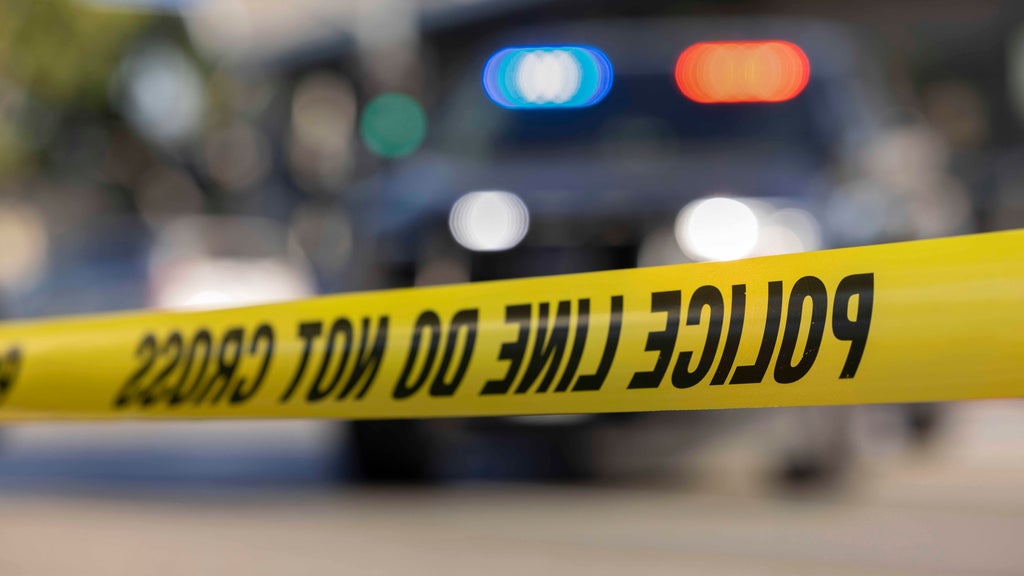 Deputies respond to reports of a person shot in southwest Miami-Dade neighborhood — CBS Miami, Venice Health news