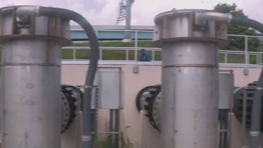 Fort Lauderdale stormwater pumps tested by heavy rain as residents prepare for king tides in flood-prone neighborhoods — CBS Miami, Venice Schools news