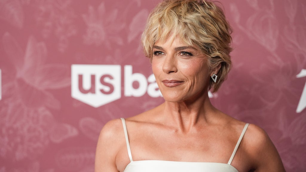 Actress Selma Blair arrested after allegedly biting flight attendant, being restrained on flight from LAX to JFK, source says — CBS Bay Area (KPIX), Venice Health news